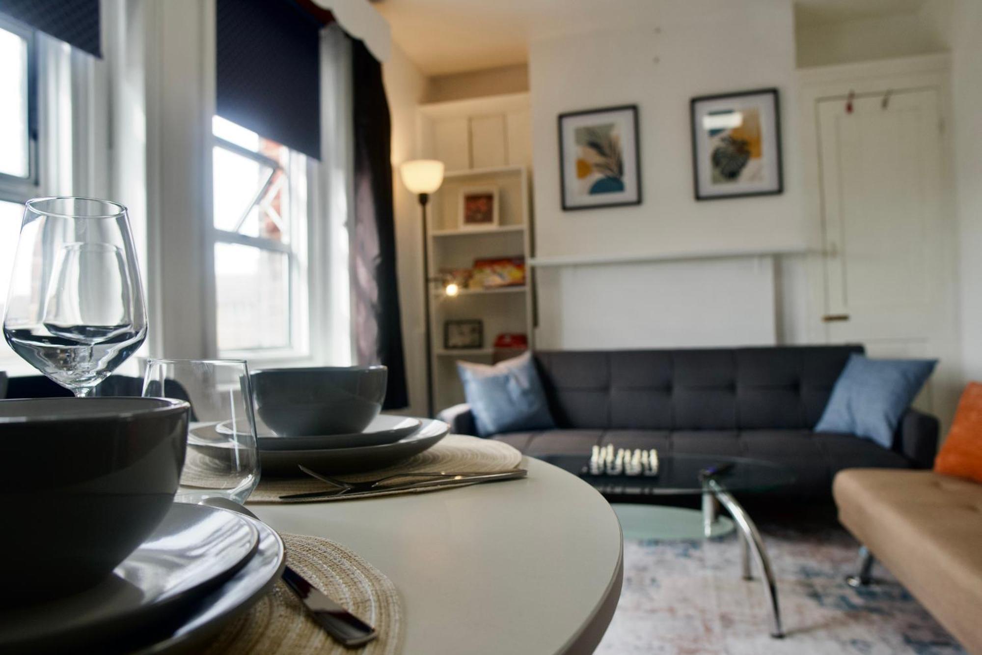 Modern 2 Bed Apartment, 8min To Stratford Station, Sleeps 6 London